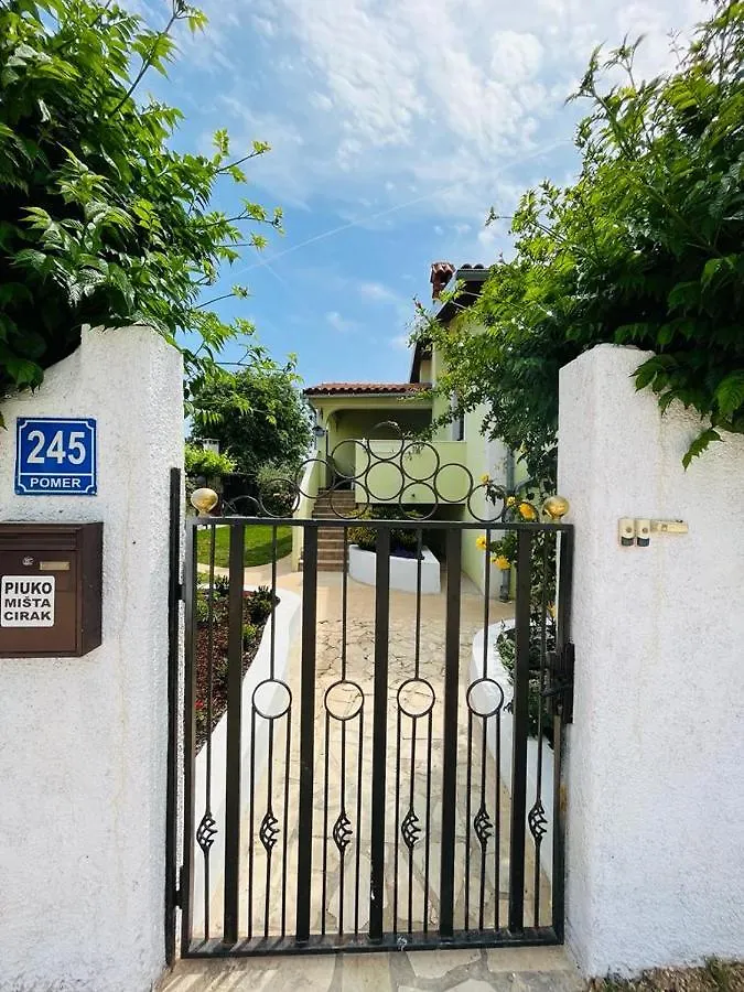 Pomerino Apartmans 0*, Pomer